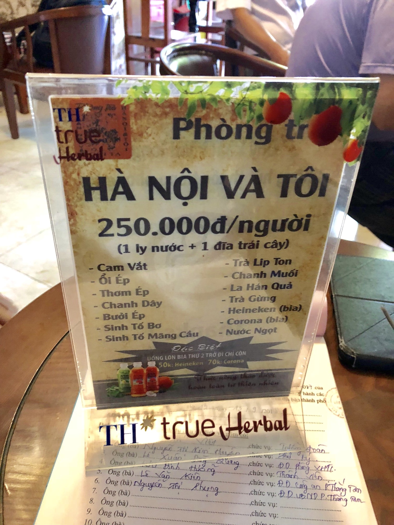 Bảng niêm yết giá tại phòng trà Hà Nội và Tôi.