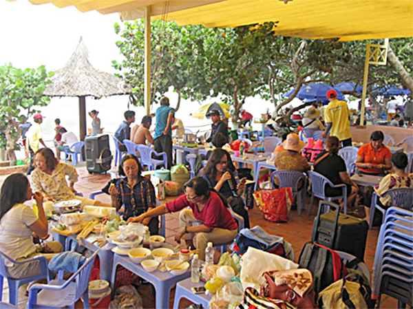 Các khu du lịch cộng đồng tại Hòn Rơm (TP. Phan Thiết) thu hút đông khách nội địa.