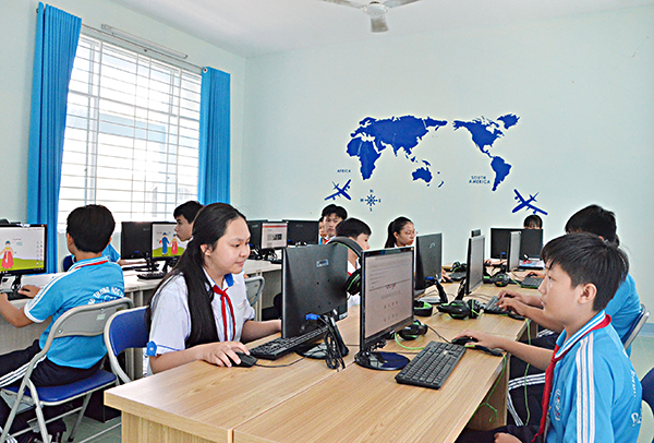 HS trường THCS Bạch Đằng sử dụng phòng học đa phương tiện được TNV Happy Builders Posco E&C tặng.