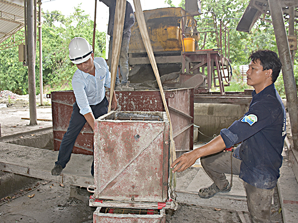 Sản xuất bê tông cốt thép thành mỏng tại Nhà máy khoa học công nghệ Busadco. Ảnh: MINH TÂM