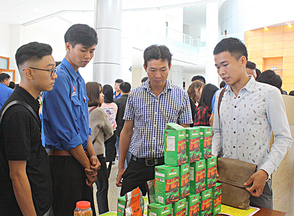 Các đại biểu tham quan gian hàng của Chi nhánh Công ty CP Đại Hoàng Thủy (TP. Hồ Chí Minh) chuyên kinh doanh sản phẩm ca cao.