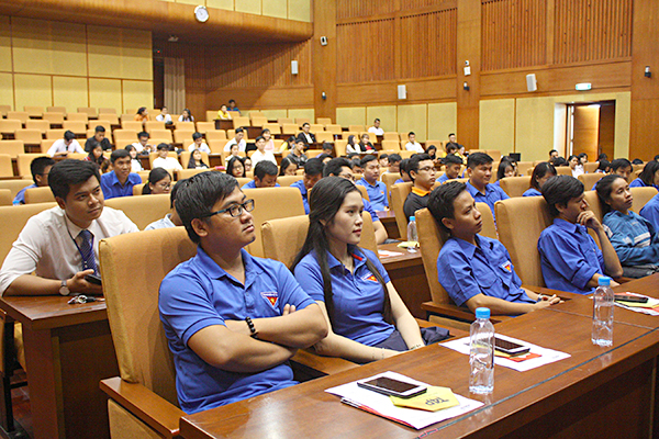 Các bạn đoàn viên, thanh niên tham gia hội nghị.
