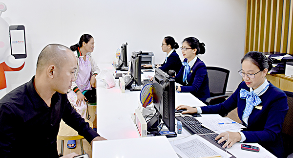Khách hàng giao dịch tại Cửa hàng MobiFone Vũng Tàu sáng 15-9. 