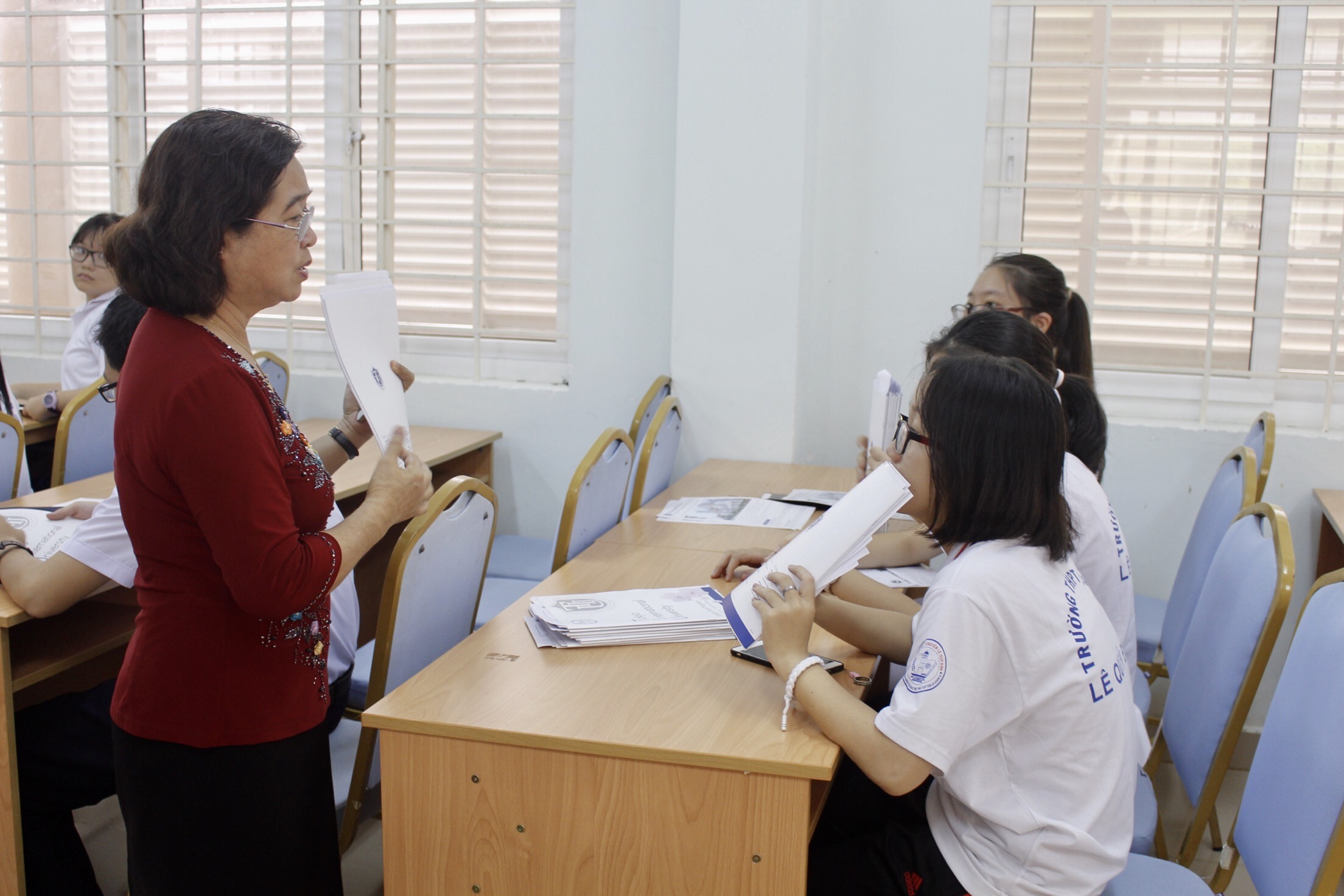 Đại diện Trường ĐH Quốc tế Tokyo tại Việt Nam tư vấn tuyển sinh cho HS Trường THPT Chuyên Lê Quý Đôn.