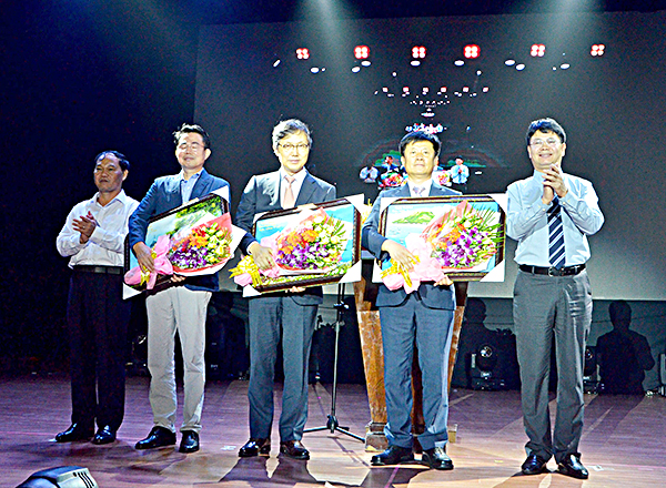Các đồng chí: Mai Ngọc Thuận, Ủy viên Ban Thường vụ Tỉnh ủy, Bí thư Thành ủy Vũng Tàu; Nguyễn Thanh Tịnh, Phó Chủ tịch UBND tỉnh tặng hoa, quà lưu niệm cho đại diện phía Hàn Quốc tại lễ hội.