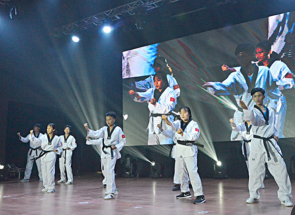 Học sinh Trường THCS Bạch Đằng (xã Long Sơn, TP.Vũng Tàu) biểu diễn teakwondo trên nền nhạc tại lễ hội.