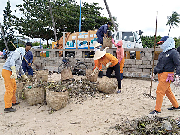 Công nhân Công ty CP Dịch vụ môi trường và Công trình đô thị TP.Vũng Tàu thu gom rác trôi dạt vào bãi biển Vũng Tàu. 