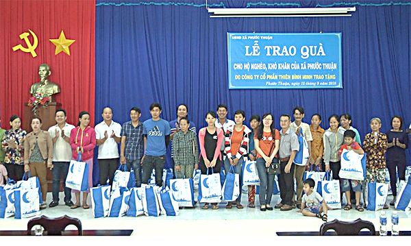Đại diện Công ty Thiên Bình Minh cùng các cấp chính quyền địa phương trao quà cho hộ nghèo xã Phước Thuận.