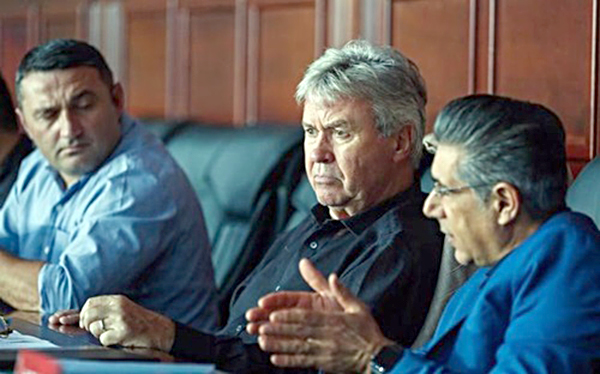 Guus Hiddink (giữa) cùng thành viên ban huấn luyện ĐT bóng đá Trung Quốc.