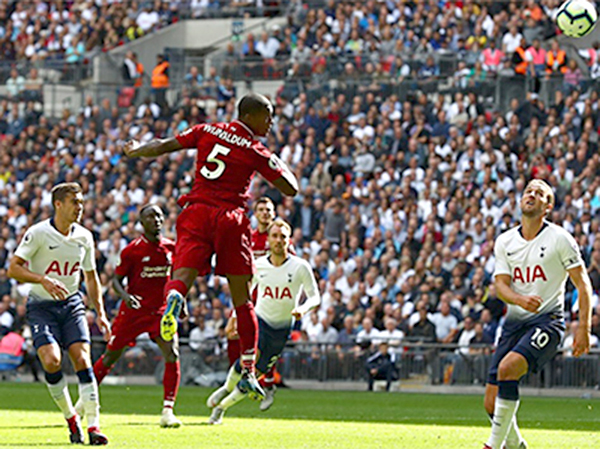 Rất đông hậu vệ Tottenham có mặt trong vòng cấm, nhưng không thể ngăn cản Wijnaldum (5) đánh đầu ghi bàn choLiverpool.
