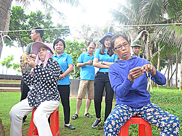 Những phụ nữ đảm đang thể hiện sự khéo léo, nhanh nhẹn trong phần thi đan lưới.
