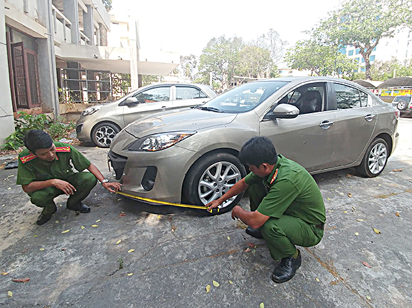 Công an TP. Vũng Tàu khám nghiệm chiếc xe kéo lê người bị tai nạn giao thông hơn 2km rồi bỏ trốn.