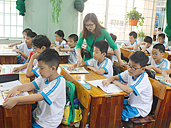 Hiện nay, các trường TH triển khai dạy tiếng Anh 4 tiết/tuần đang gặp rất nhiều khó khăn về đội ngũ GV. Theo kế hoạch của ngành GD-ĐT, năm học 2019-2020, các trường học bậc TH sẽ tăng thêm 2 tiết tiếng Anh/tuần. Điều này khiến các trường TH trên địa bàn tỉnh băn khoăn, lo lắng, dù mới chỉ bước vào năm học 2018-2019. 