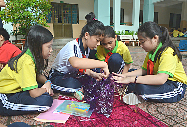 HS Trường TH Hạ Long, TP.Vũng Tàu làm lồng đèn tặng bạn nghèo dịp Tết Trung thu năm 2018.