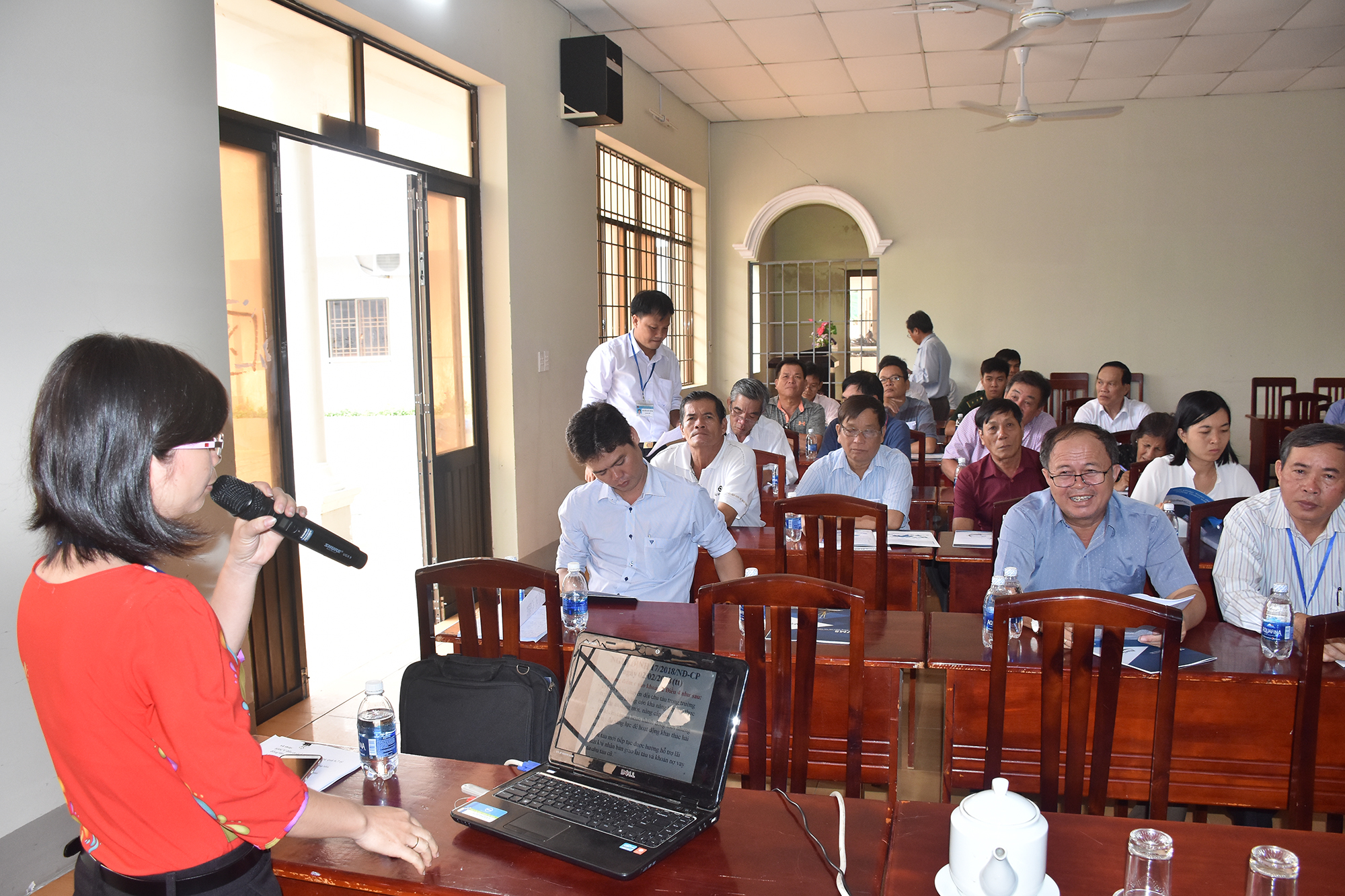 Cán bộ Chi cục Thủy sản tuyên truyền, hướng dẫn ngư dân cách ghi nhật ký khai thác thủy sản. 