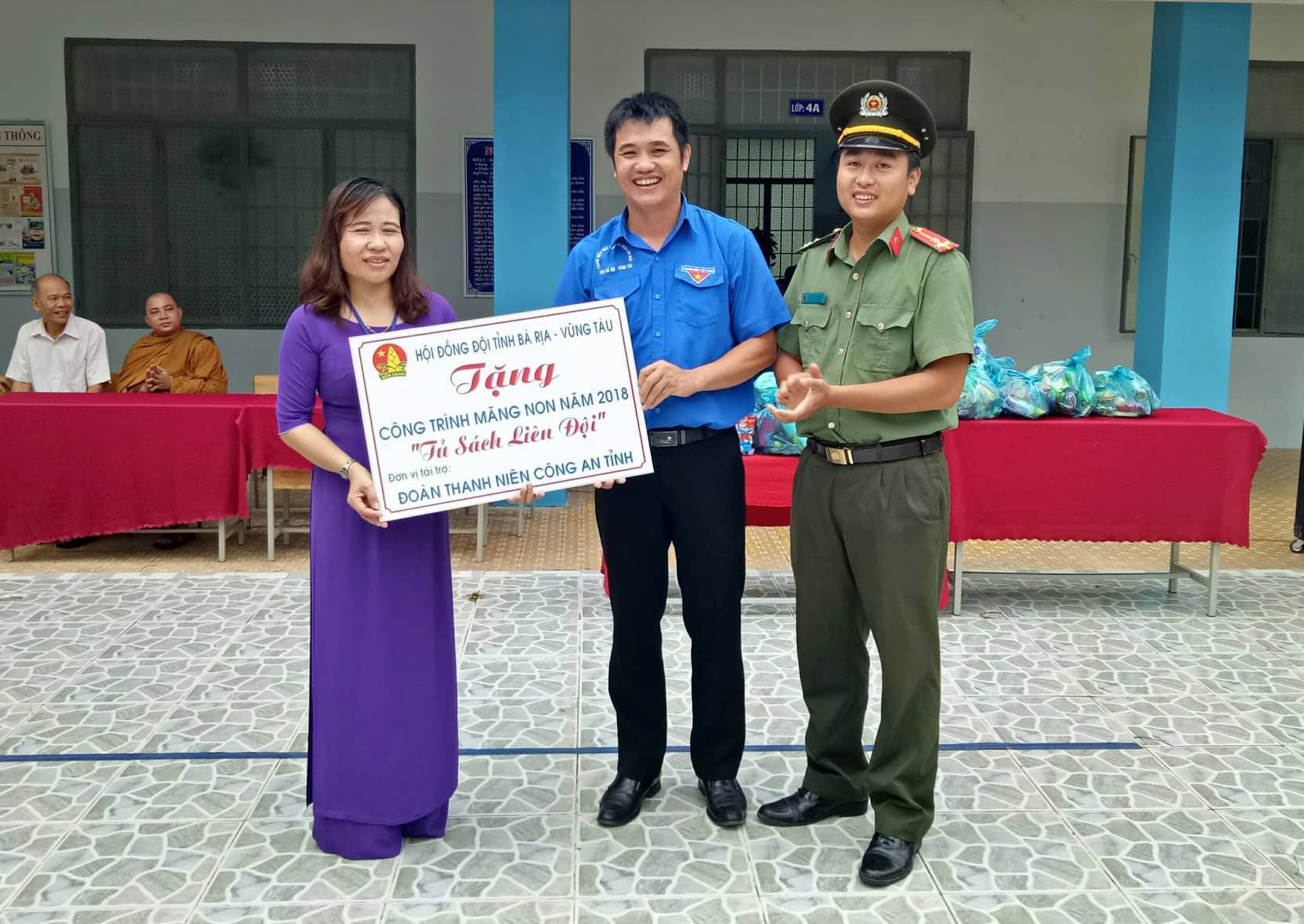 Đại diện Tỉnh Đoàn và Công an tỉnh bàn giao công trình măng non “Tủ sách liên đội” cho Trường TH Văn Lang (xã Tân Hòa, TX.Phú Mỹ).