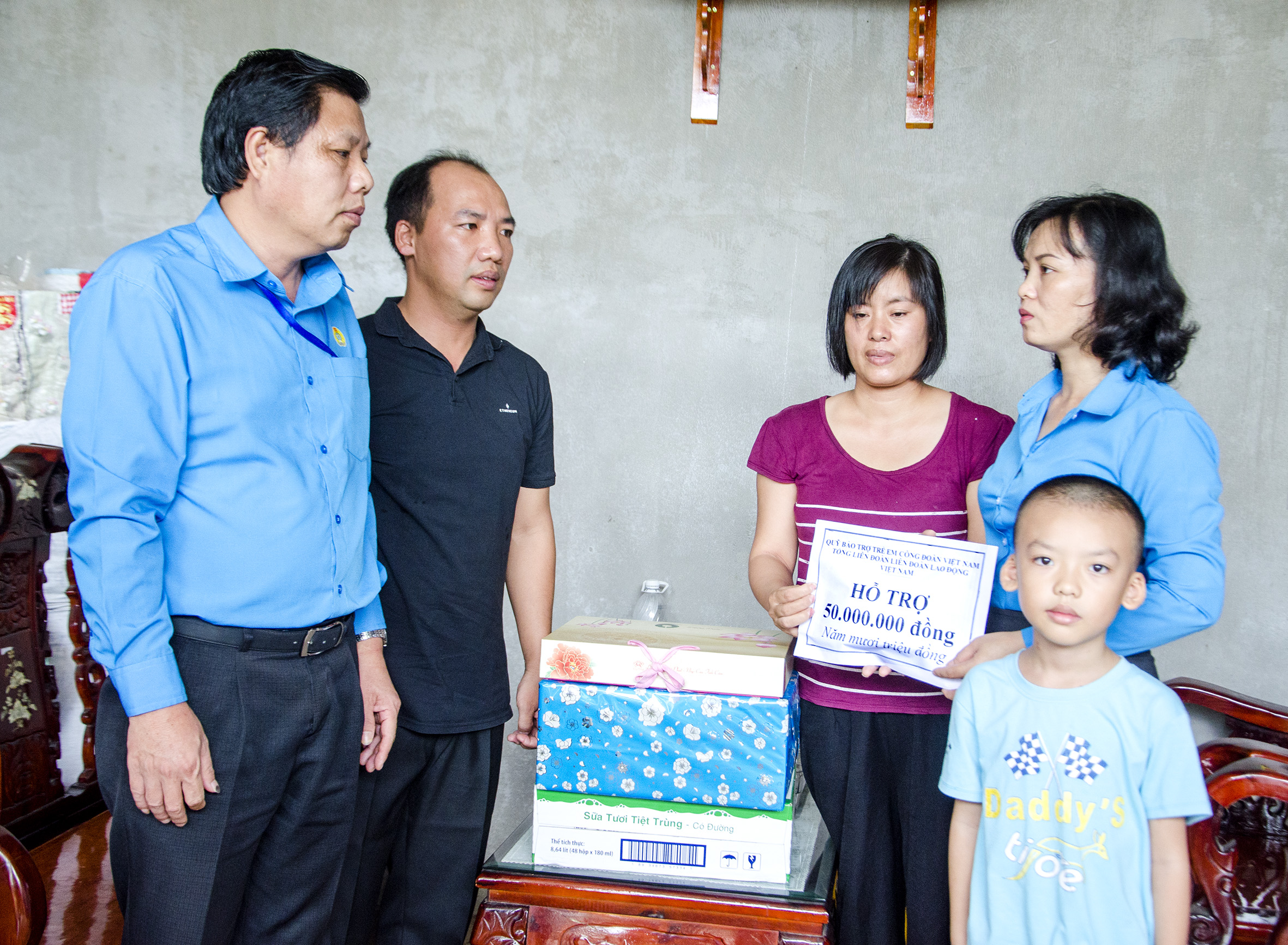 Đại diện LĐLĐ tỉnh trao tiền và quà hỗ trợ gia đình ông Đàm Đức Hùng.