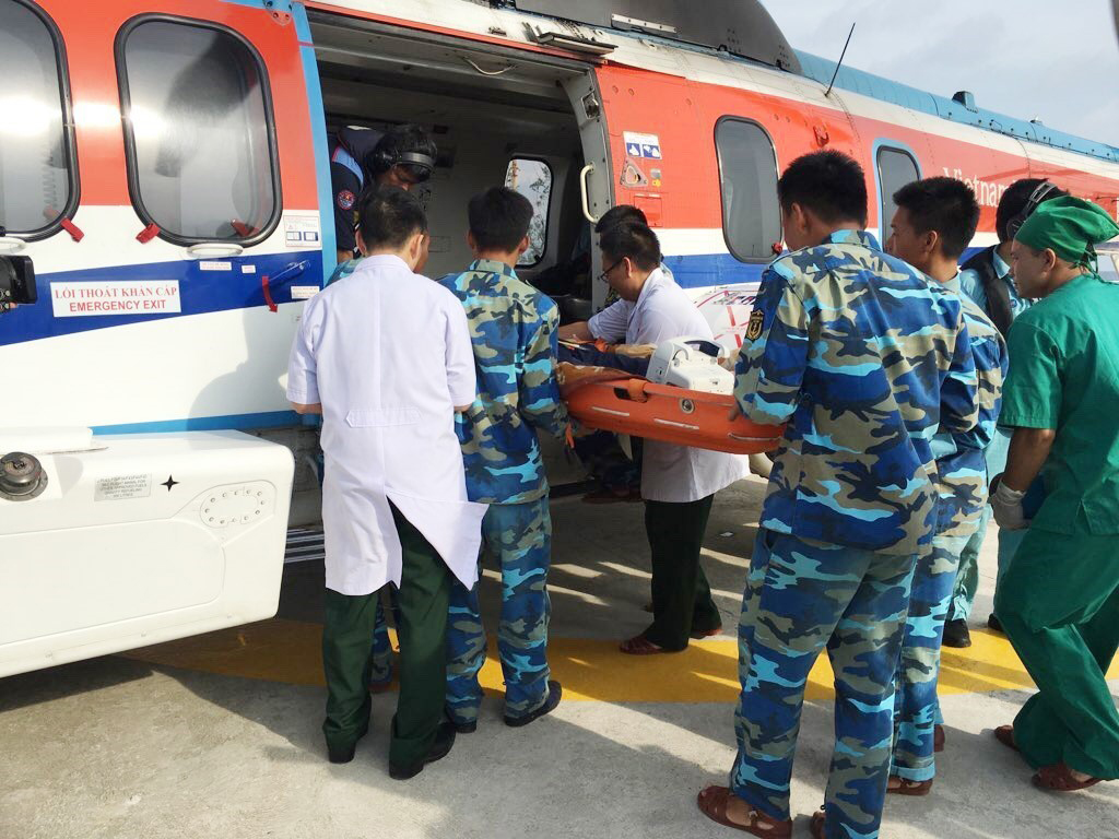 Đưa 2 ngư dân gặp nạn trên vùng biển Trường Sa  vào đất liền cứu chữa.