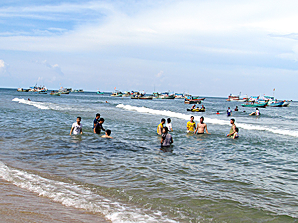 Bãi tắm ở Hòn Sơn.