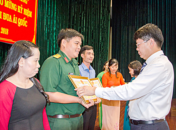 Đồng chí Nguyễn Thanh Tịnh, Tỉnh ủy viên, Phó Chủ tịch UBND tỉnh trao Giải Nhì cho các tác giả đạt giải Cuộc thi viết về “Gương điển hình tiên tiến, người tốt việc tốt”.