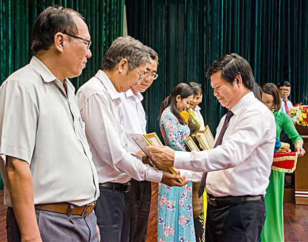 Đồng chí Nguyễn Văn Xinh, Ủy viên Ban Thường vụ Tỉnh ủy, Trưởng Ban Tuyên giáo Tỉnh ủy, Tổng Biên tập Báo BR-VT trao Bằng khen của Chủ tịch UBND tỉnh cho các tập thể đã có thành tích xuất sắc trong đợt thi đua đặc biệt chào mừng kỷ niệm 70 năm Ngày Chủ tịch Hồ Chí Minh ra Lời kêu gọi thi đua ái quốc-Ngày truyền thống thi đua yêu nước (11-6-1948 - 11-6-2018).