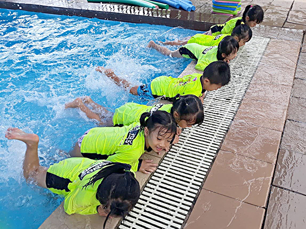 HS tập động tác bơi cơ bản.