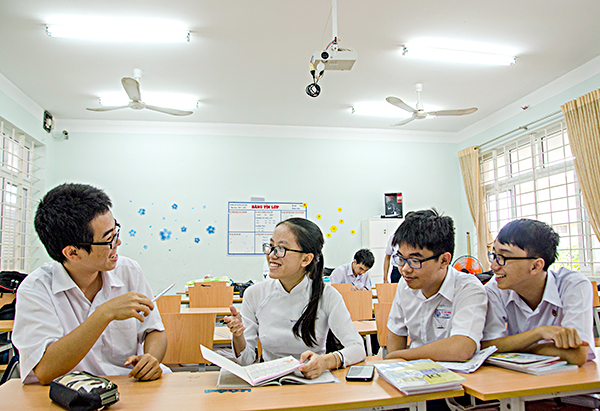 Em Ngô Trần Anh Thư (thứ 2 từ trái qua) là HS lớp 12 Toán 1, trường THPT chuyên Lê Quý Đôn được trao tặng học bổng Vallet. 