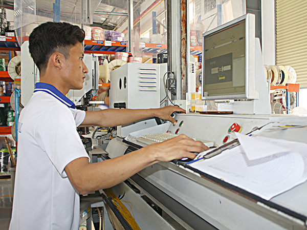 Nguồn cấp điện ổn định là một trong những yếu tố giúp các DN bảo đảm sản xuất.  Trong ảnh: Công nhân Công ty TNHH Dongjin Global (KCN Đất Đỏ I, huyện Đất Đỏ) vận hành thiết bị sản xuất. Ảnh: ĐÔNG HIẾU
