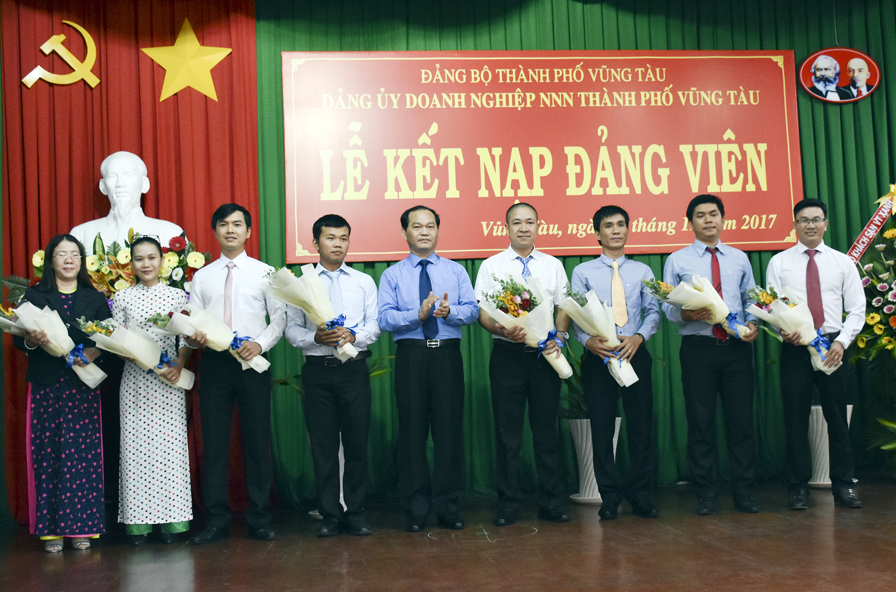 Từ đầu nhiệm kỳ đến nay, Đảng bộ tỉnh đã kết nạp 224 đảng viên trong doanh nghiệp ngoài khu vực Nhà nước. Trong ảnh: Đồng chí Mai Ngọc Thuận, Ủy viên Ban Thường vụ Tỉnh ủy, Bí thư Thành ủy, Chủ tịch HĐND TP.Vũng Tàu, tặng hoa chúc mừng 8 quần chúng trong doanh nghiệp ngoài khu vực Nhà nước được kết nạp Đảng.