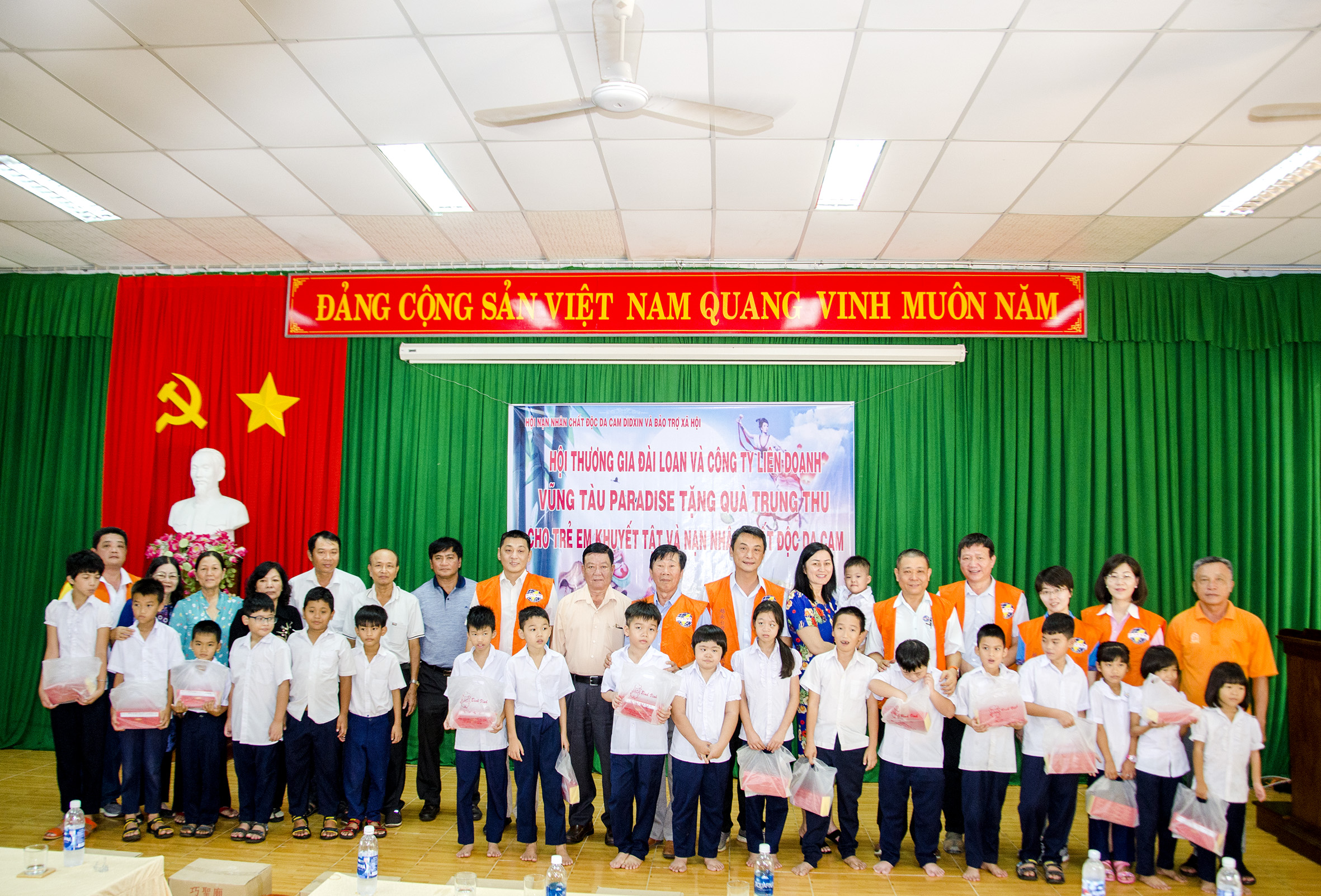 Đại diện Hội Nạn nhân chất độc da cam/dioxin và Bảo trợ xã hội tỉnh, Hiệp hội Thương mại Đài Loan tại BR-VT và Công ty Liên doanh Vũng Tàu Paradise tặng quà trẻ em nghèo huyện Long Điền.
