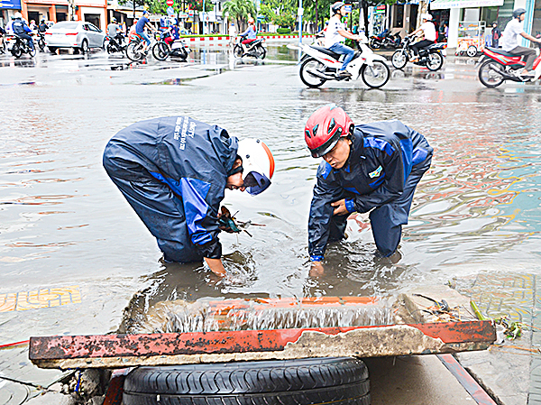 Công ty Thoát nước và Phát triển đô thị đã hoàn tất công tác cổ phần hóa. Trong ảnh: Công nhân Công ty khơi thông cống thoát nước tại TP.Vũng Tàu.