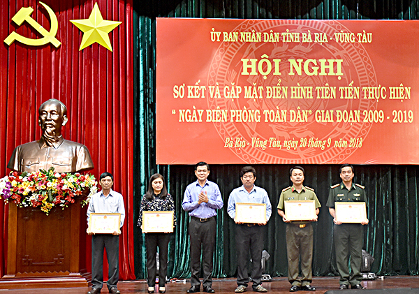 Đồng chí Nguyễn Hồng Lĩnh, Ủy viên Trung ương Đảng, Bí thư Tỉnh ủy, Chủ tịch HĐND tỉnh tặng Bằng khen cho các tập thể có thành tích xuất sắc trong thực hiện “Ngày Biên phòng toàn dân” giai đoạn 2009-2019.