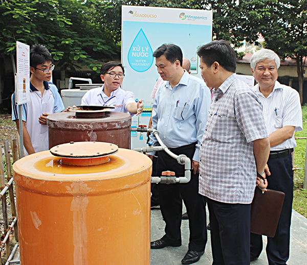 Thứ trưởng Bộ GD-ĐT Nguyễn Hữu Độ và đoàn công tác thăm Trường THPT Nguyễn Huệ (TP.Vũng Tàu). 