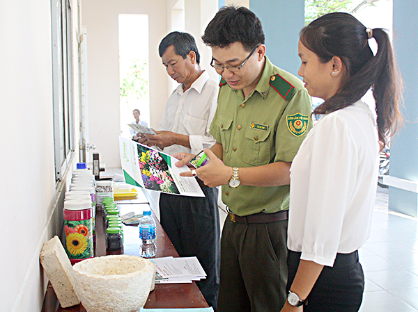 Người dân tìm hiểu các sản phẩm phân bón thông minh của Tập đoàn Mỹ Lan tại hội thảo.
