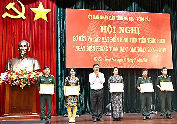Đồng chí Nguyễn Văn Trình, Phó Bí thư Tỉnh ủy, Chủ tịch UBND tỉnh tặng Bằng khen cho các tập thể có thành tích xuất sắc trong thực hiện “Ngày Biên phòng toàn dân” giai đoạn 2009-2019.