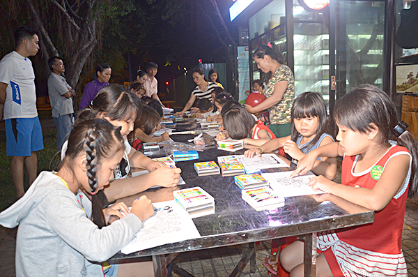 Các em thiếu nhi vẽ tranh tại chương trình.