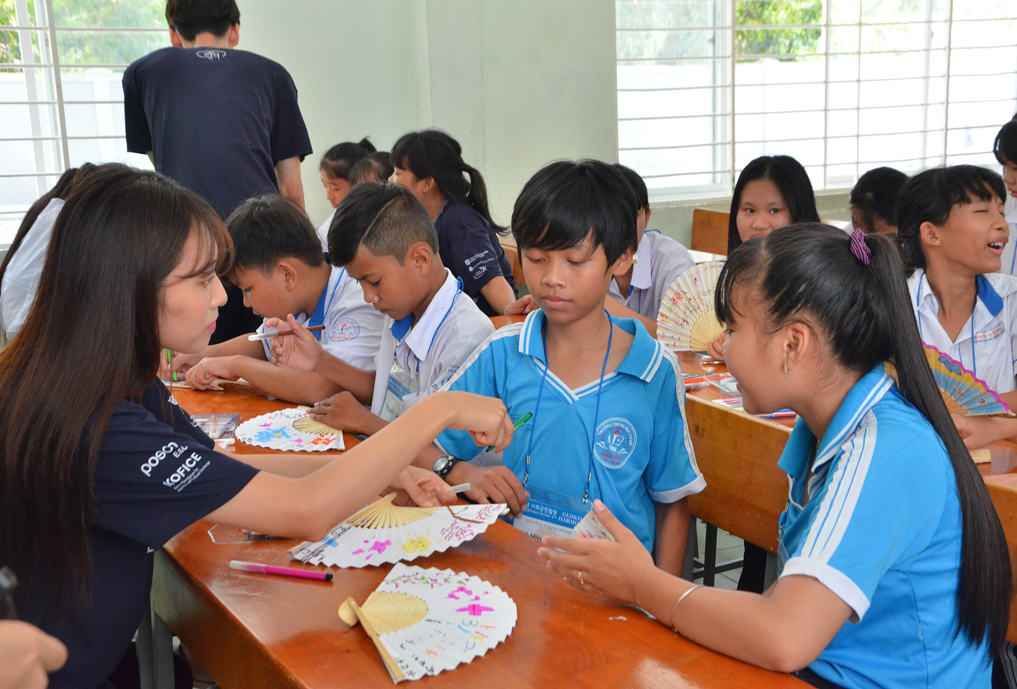 Shin Yujeong (trái) hướng dẫn các em HS Trường THCS Bạch Đằng trang trí đồ thủ công.