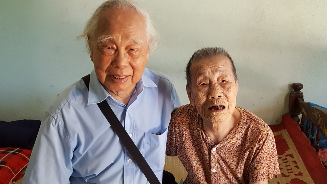 Nhà báo Phan Quang cùng chị gái 96 tuổi ở quê nhà  Quảng Trị.