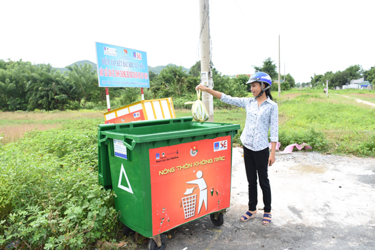 Để môi trường nông thôn trở nên trong lành sạch đẹp, người dân địa phương phải thay đổi thói quen xả thải, hãy bỏ rác đúng nơi quy định. Trong ảnh: Người dân ở Long Hải (huyện Long Điền) bỏ rác đúng nơi quy định theo mô hình “Nông thôn không rác”.