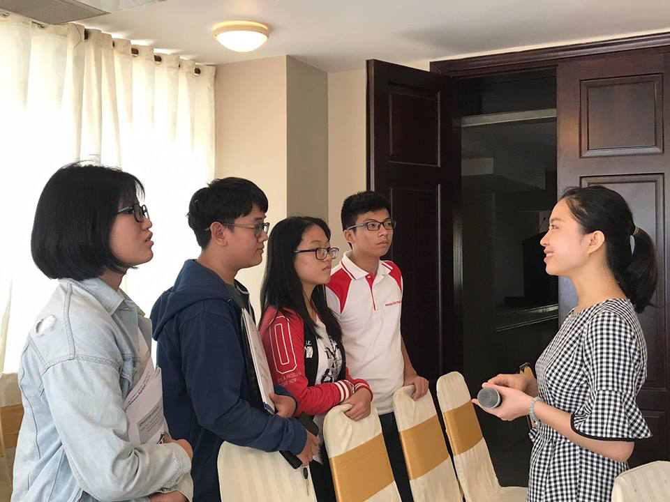 Học sinh nán lại sau buổi hội thảo để tìm hiểu thêm về chương trình học và cuộc sống sinh viên tại Đại học Quốc tế Tokyo (Nhật Bản). Ảnh: QUỐC THÁI