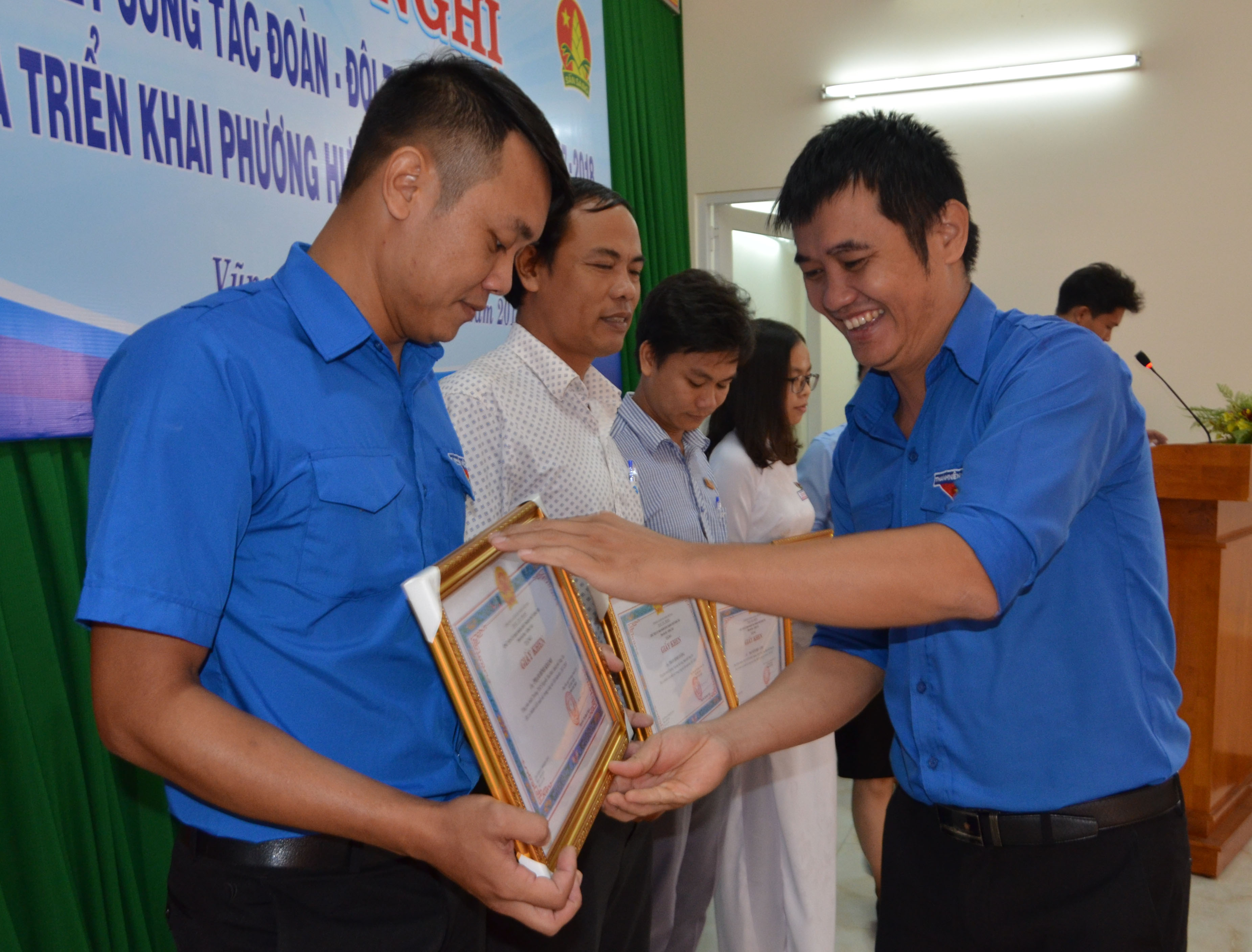 Anh Trần Kim Chỉ, Trưởng Ban Thanh thiếu nhi - Trường học, Tỉnh Đoàn trao Giấy khen của UBND TP.Vũng Tàu cho các tập thể có thành tích xuất sắc trong công tác Đoàn, Đội  năm học 2017-2018.