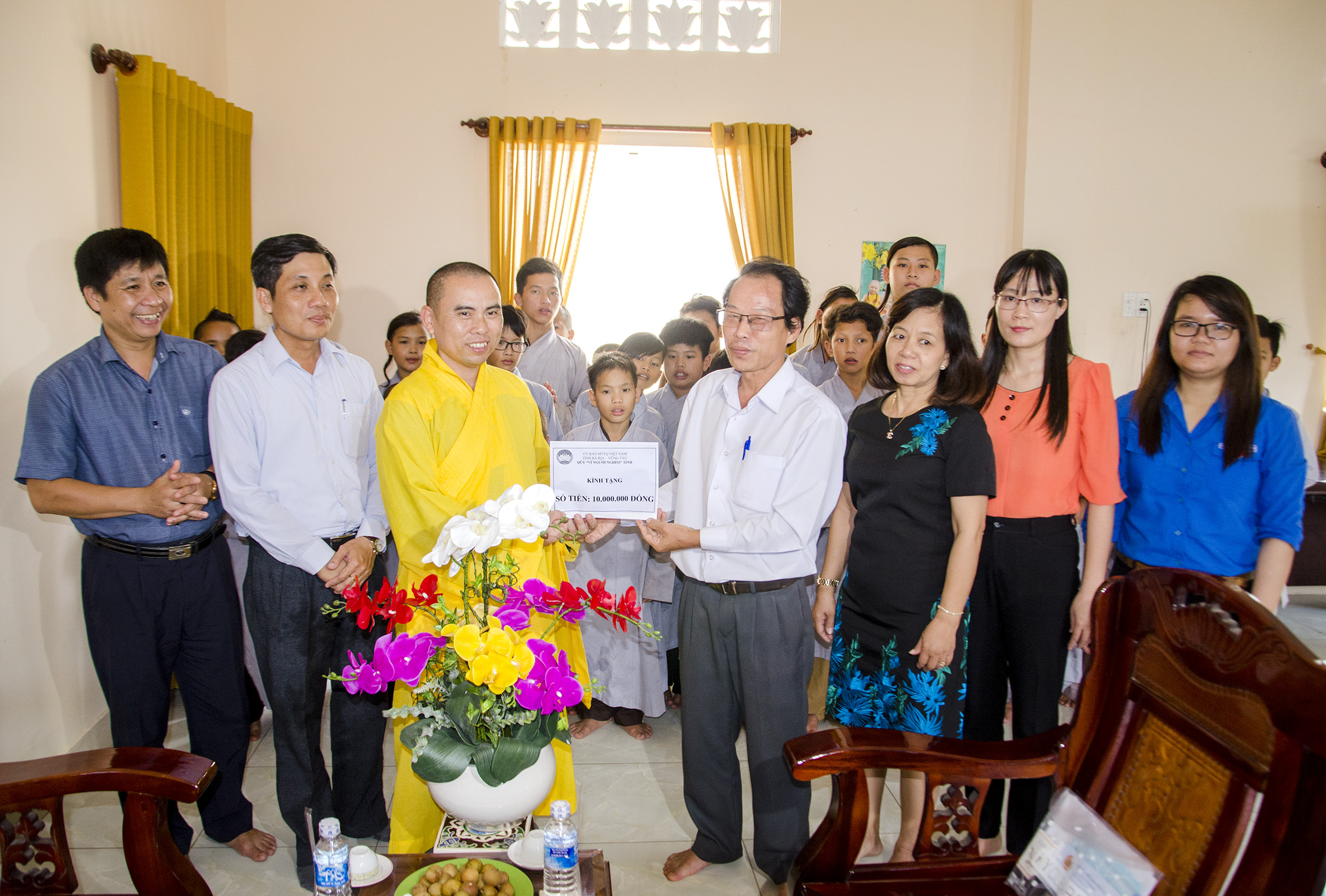 Đại diện UBMTTQVN tỉnh, các hội, đoàn thể thăm, tặng quà Trung tâm Nhân đạo Hộ Pháp  (TX.Phú Mỹ). Ảnh: BẢO KHÁNH 