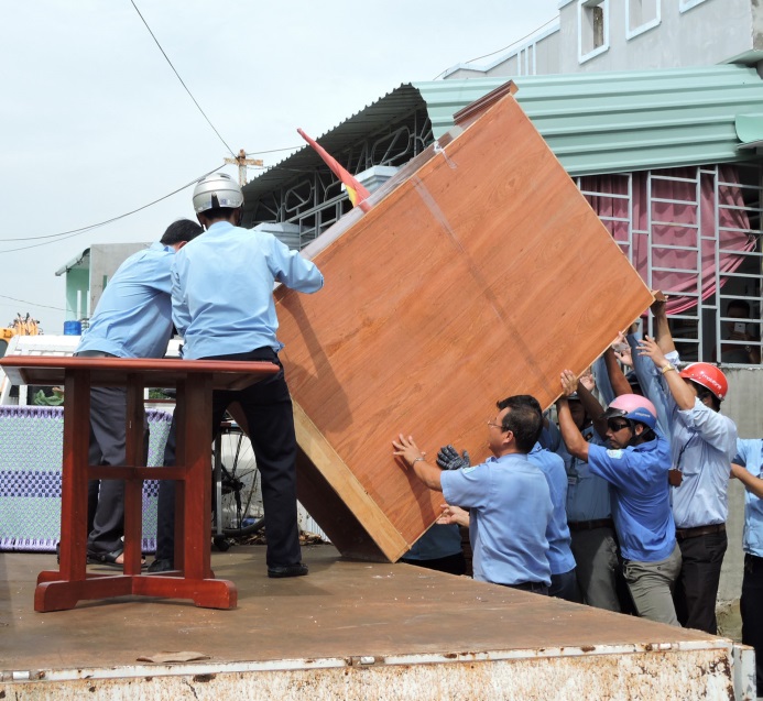 Lực lượng chức năng tiến hành cưỡng chế công trình xây dựng trái phép trên đường Đô Lương (phường 11, TP.Vũng Tàu).