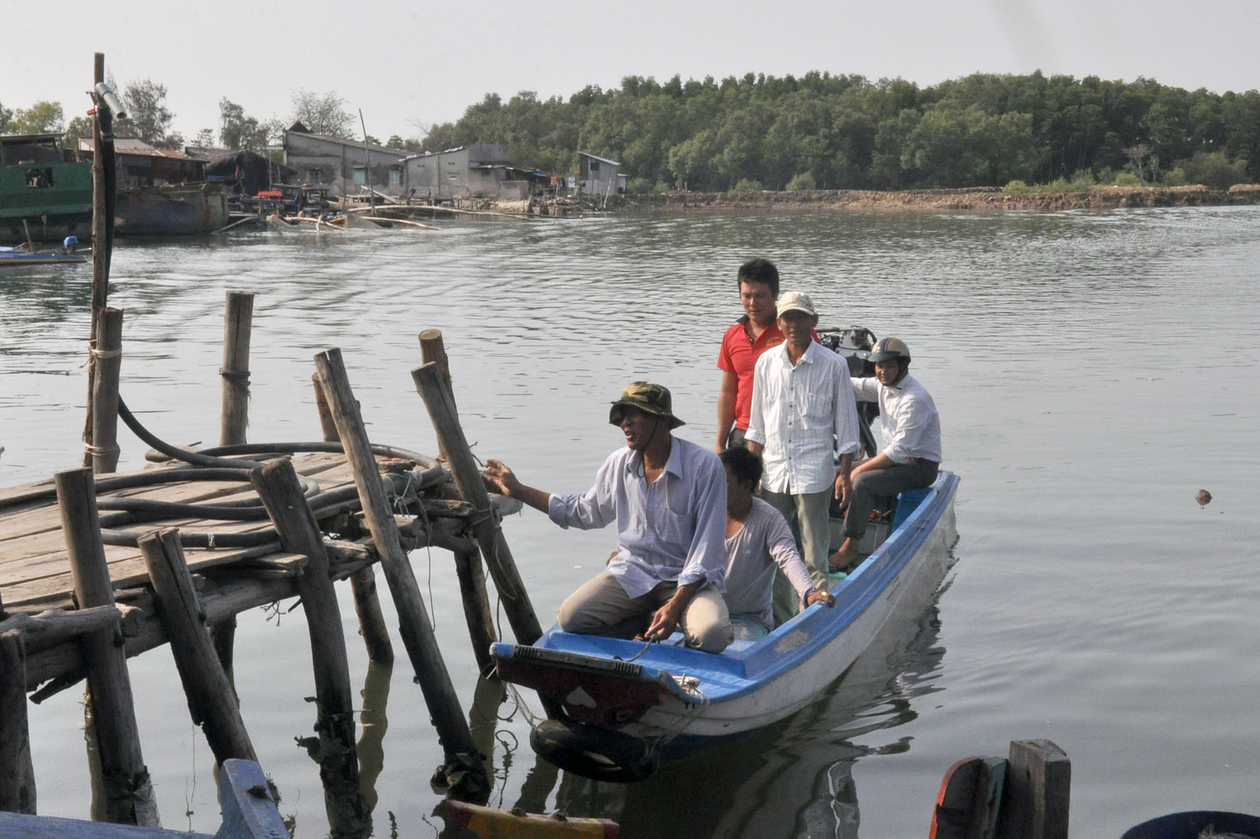Khách đi đò không mặc áo phao. Ảnh chụp tại bến đò Bà Phó (sông Mỏ Nhát, xã Tân Hòa, TX.Phú Mỹ).