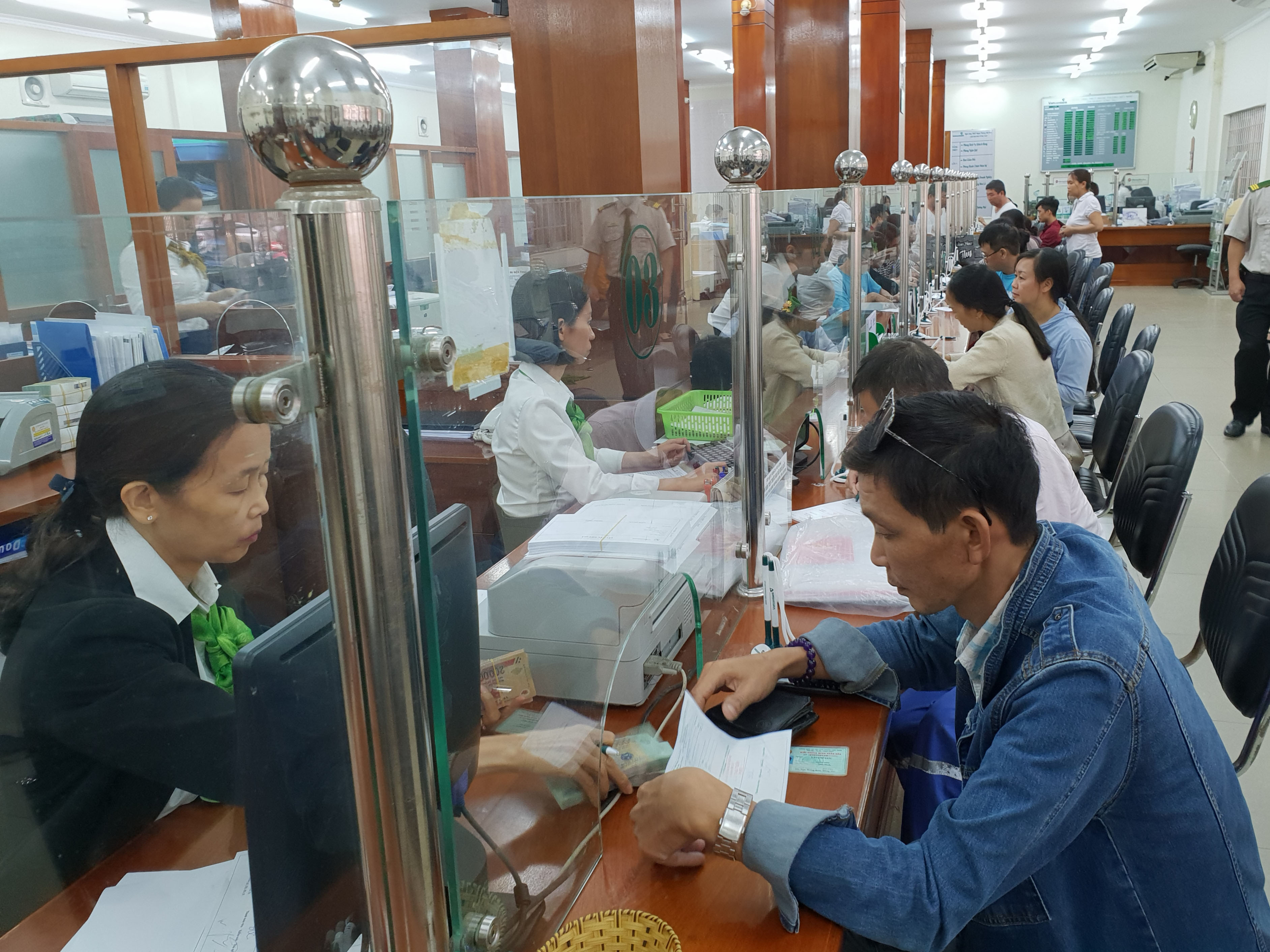 Khách hàng giao dịch tại Vietcombank, Chi nhánh BR-VT.