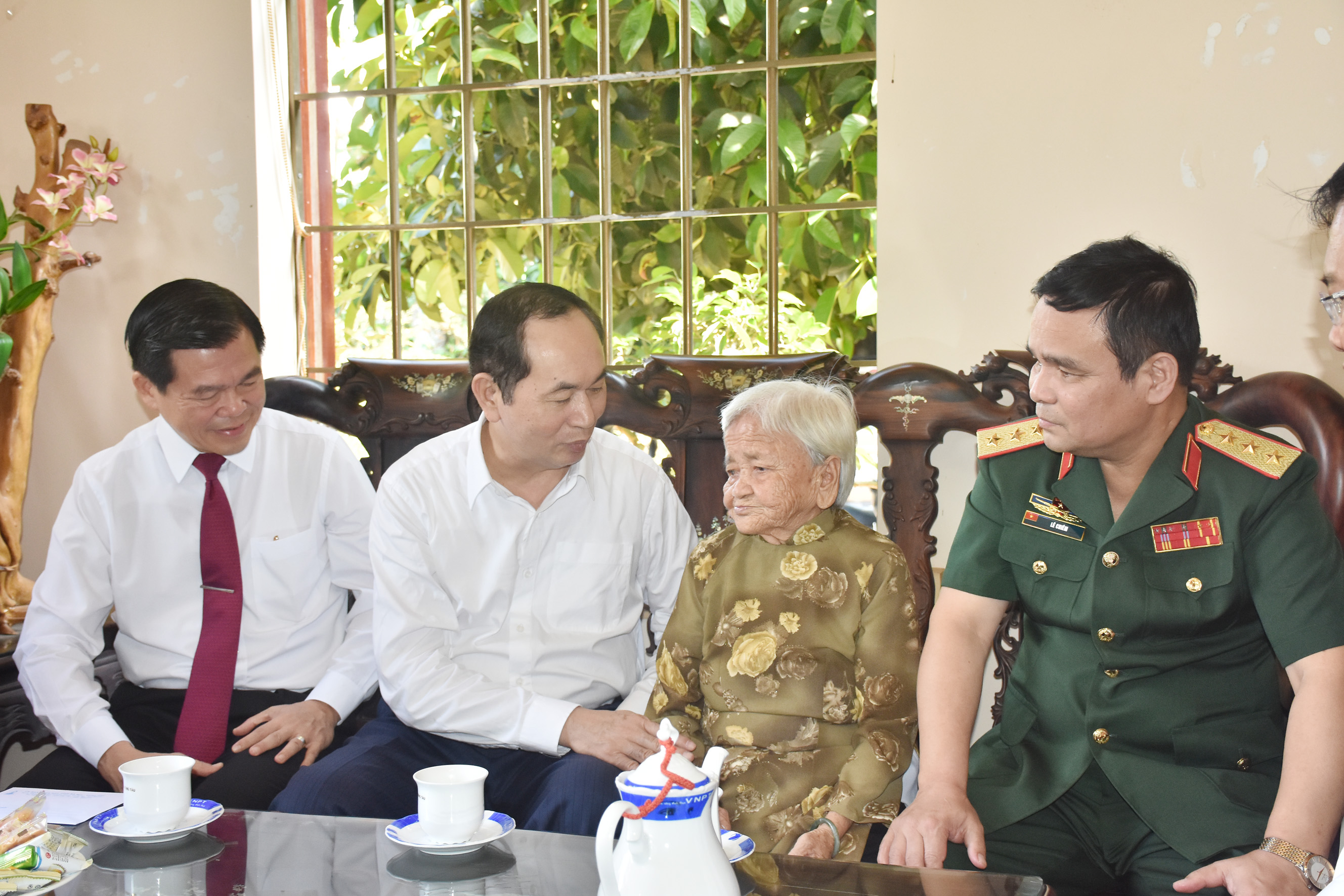Chủ tịch nước Trần Đại Quang thăm, tặng quà Mẹ Việt Nam Anh hùng Hồ Thị Tam ở xã Long Phước, TP.Bà Rịa ngày 30-1-2018. Ảnh: THÀNH HUY