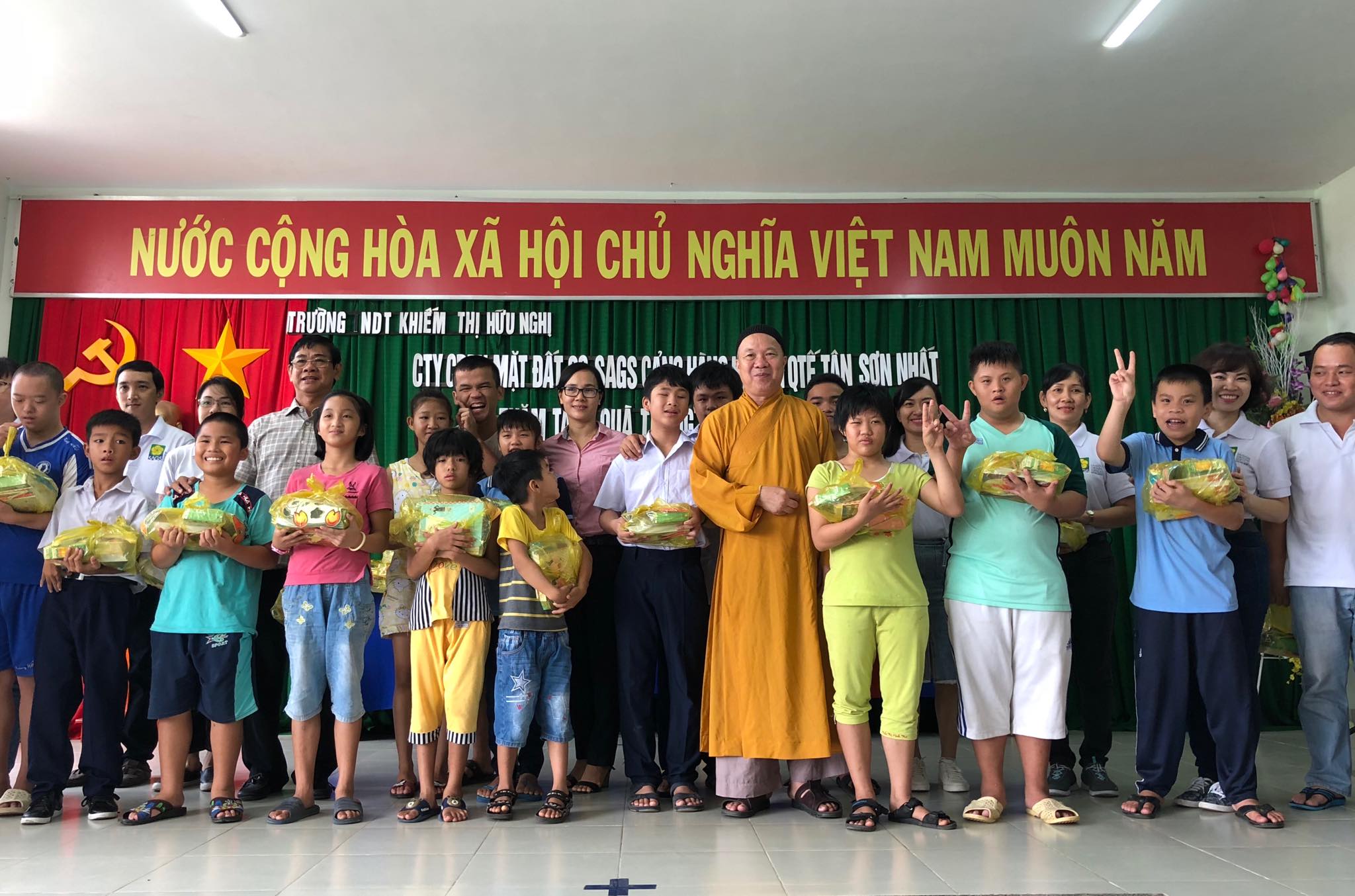 Ban tổ chức trao quà cho thiếu nhi có hoàn cảnh khó khăn trên địa bàn TX.Phú Mỹ.