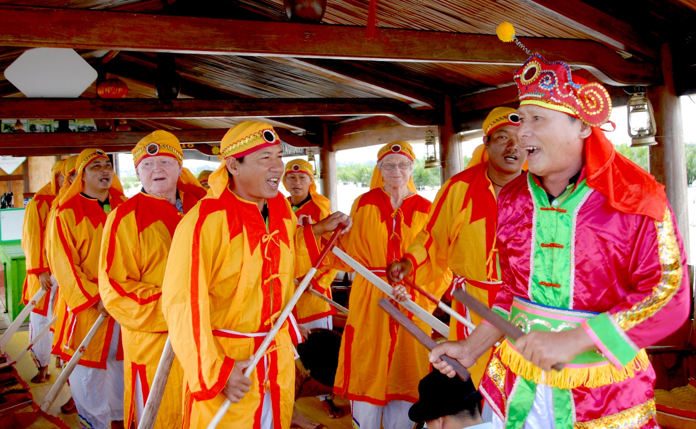 Du khách cùng với các nghệ nhân tham gia biểu diễn nghệ thuật hát bả trạo trên thuyền. Ảnh: VINH QUÂN
