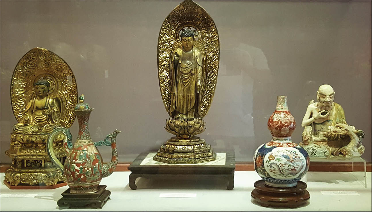 Tham gia triển lãm cổ vật trong các kỳ festival là thú vui của những người chơi đồ xưa ở Huế.