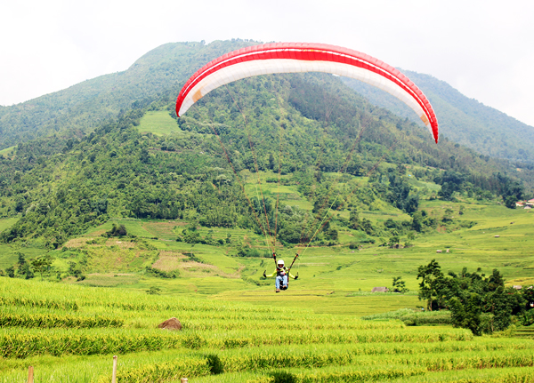 Chương trình biểu diễn dù lượn tại xã Mường Hum (Bát Xát) được nhiều người quan tâm.